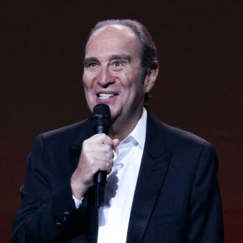 Xavier Niel sur la scène de l'Olympia, mercredi 18 septembre. Le patron d'Iliad et de Free publie un livre-entretien intitulé : "Une sacrée envie de foutre le bordel".