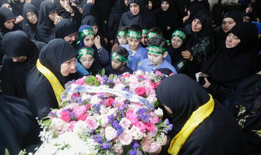 Des proches d'une fillette tuée dans l'explosion de bipeurs de membres du mouvement islamiste Hezbollah, lors de ses funérailles dans le village de Saraain, dans l'est du Liban, le 18 septembre 2024