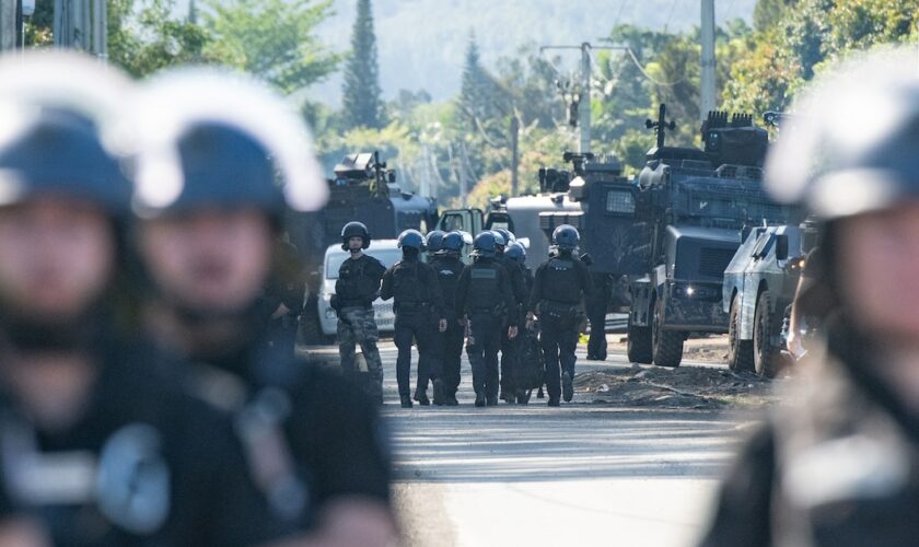 Les gendarmes français bloquent une route au Mont-Dore, dans le territoire français du Pacifique de Nouvelle-Calédonie, le 19 septembre 2024.