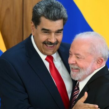 Le président brésilien Luiz Inacio Lula da Silva (à droite) reçoit son homologue vénézuélien Nicolas Maduro, le 29 mai 2023 à Brasilia