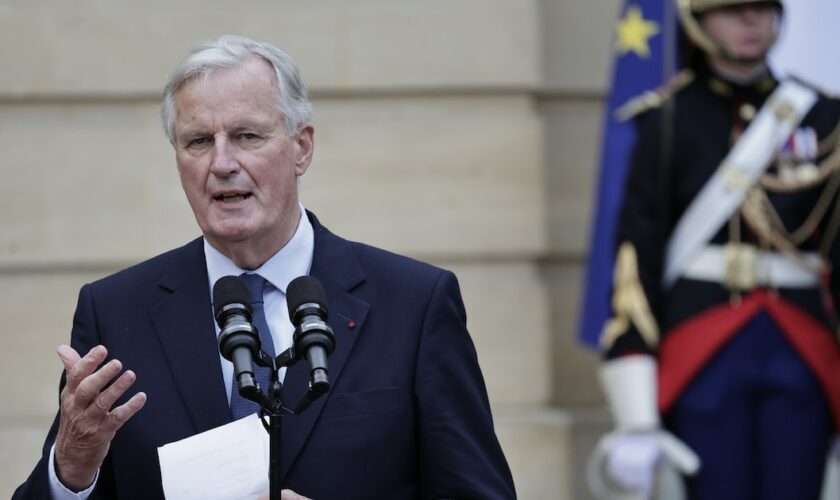 Le nouveau Premier ministre Michel Barnier lors de la passation de pouvoir à l'hôtel Matignon, le 5 septembre 2024 à Paris