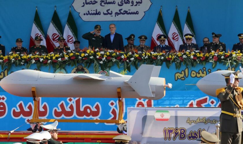 Militärparade in Teheran: Iran präsentiert neue Kamikaze-Drohne und Raketen