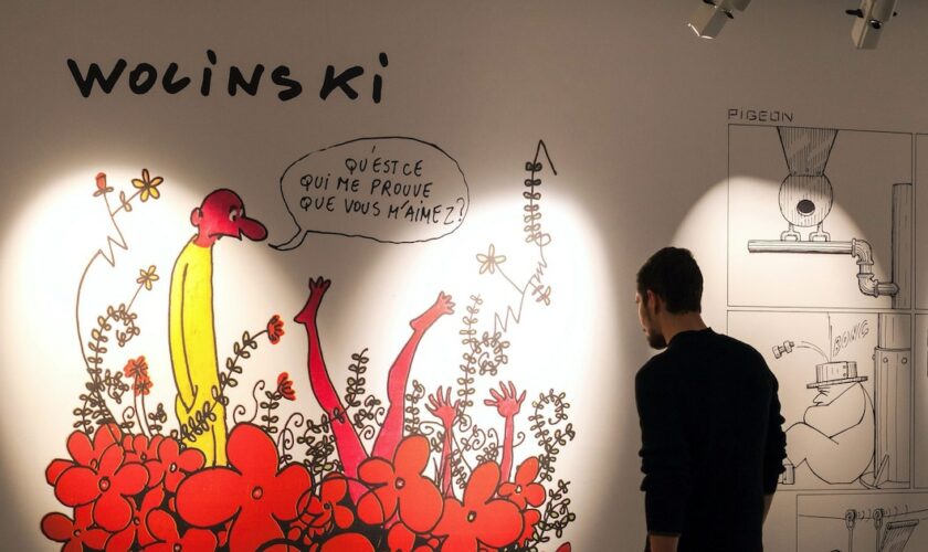 Un dessin du dessinateur français Georges Wolinski dans l'exposition "Une histoire de Charlie hebdo" au musée de la Bande Dessinée d'Angoulême, le 28 janvier 2015