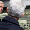 Le Premier ministre Michel Barnier (c) visite l'Institut national de l'énergie solaire (Ines) au Bourget-du-Lac, le 12 septembre 2024 en Savoie