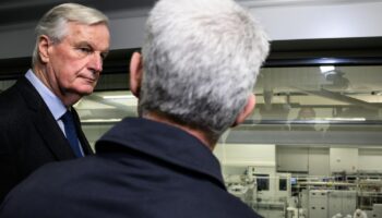 Le Premier ministre Michel Barnier (c) visite l'Institut national de l'énergie solaire (Ines) au Bourget-du-Lac, le 12 septembre 2024 en Savoie