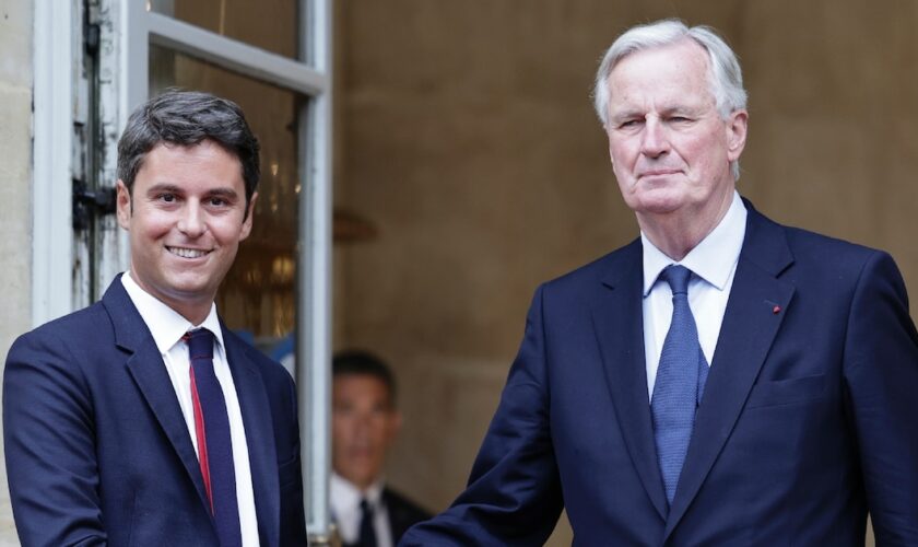 Le nouveau Premier ministre Michel Barnier (D) sur le perron de l'hôtel Matignon avec son prédécesseur Gabriel Attal le 5 septembre 2024 à Paris