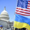 WASHINGTON DC, ETATS-UNIS - 20 AVRIL : Des partisans de l'Ukraine célèbrent après que la Chambre des représentants a adopté des projets de loi, y compris l'aide à l'Ukraine et à Israël, sur la colline du Capitole à Washington DC, Etats-Unis, le 20 avril 2024. Celal Gunes / Anadolu (Photo by Celal Gunes / ANADOLU / Anadolu via AFP)