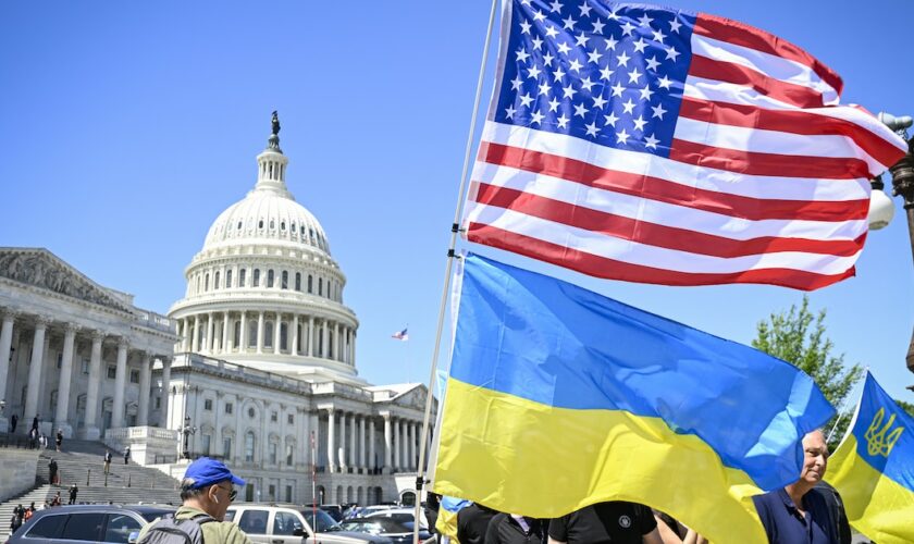 WASHINGTON DC, ETATS-UNIS - 20 AVRIL : Des partisans de l'Ukraine célèbrent après que la Chambre des représentants a adopté des projets de loi, y compris l'aide à l'Ukraine et à Israël, sur la colline du Capitole à Washington DC, Etats-Unis, le 20 avril 2024. Celal Gunes / Anadolu (Photo by Celal Gunes / ANADOLU / Anadolu via AFP)