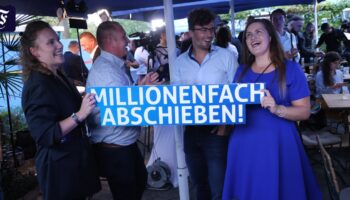 AfD-Wahlparty in Potsdam: Selfies mit Höcke und Witze über Abschiebungszahlen