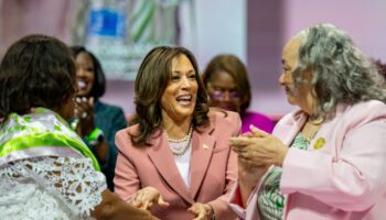 DALLAS, TEXAS - 10 JUILLET : La vice-présidente des États-Unis Kamala Harris salue les membres de la sororité Alpha Kappa Alpha après s'être exprimée au Kay Bailey Hutchison Convention Center le 10 juillet 2024 à Dallas, au Texas. La vice-présidente s'est adressée à environ 20 000 membres de sa sororité dans le cadre d'un effort continu de mobilisation en vue de l'élection présidentielle de novembre prochain.   Brandon Bell/Getty Images/AFP (Photo by Brandon Bell / GETTY IMAGES NORTH AMERICA / Getty Images via AFP)