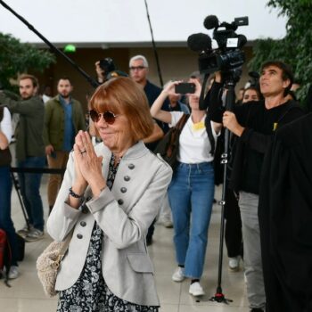 Gisèle Pelicot en compagnie d'une de ses avocats Stéphane Babonneau au tribunal d'Avignon le 17 septembre 2024