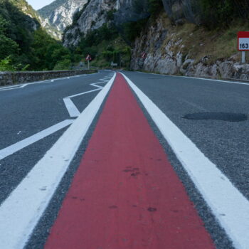 Une ligne rouge au milieu de la route – que signifie ce nouveau marquage au sol ?