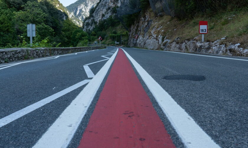 Une ligne rouge au milieu de la route – que signifie ce nouveau marquage au sol ?