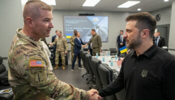 Photo publiée par l'armée américaine montrant le président ukrainien Volodymyr Zelensky (droite) serrant la main du major-général John T. Reim Jr. lors d'une visite d'une usine d'armement à Scranton, en Pennsylvanie, le 22 septembre 2024