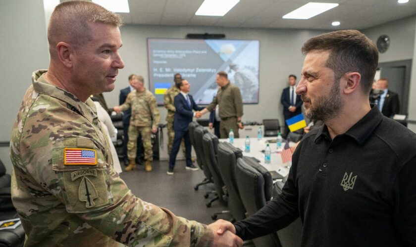 Photo publiée par l'armée américaine montrant le président ukrainien Volodymyr Zelensky (droite) serrant la main du major-général John T. Reim Jr. lors d'une visite d'une usine d'armement à Scranton, en Pennsylvanie, le 22 septembre 2024