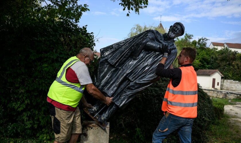 Des employés municipaux déboulonnent une statue de l'abbé Pierre, à Norges-la-Ville, le 17 septembre 2024 en Côte d'Or