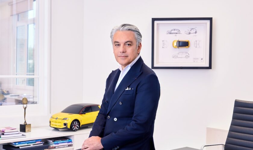 Luca de Meo, directeur général de Renault, dans son bureau du bâtiment X, à Boulogne-Billancourt