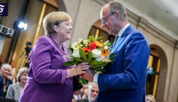 CDU würdigt Altkanzlerin Merkel: Die liebe Angela und der liebe Friedrich