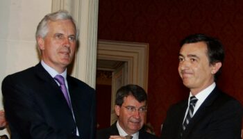 Le Premier ministre Michel Barnier, alors ministre des Affaires étrangères sortant, en compagnie de Philippe Douste-Blazy, qui le remplace au Quai d'Orsay en 2005.