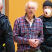 Liegender Protest: Vater von Hanau-Attentäter wird in Gerichtssaal getragen