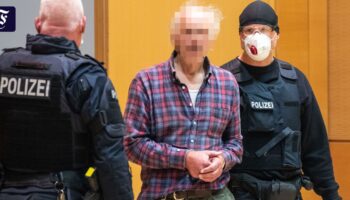 Liegender Protest: Vater von Hanau-Attentäter wird in Gerichtssaal getragen