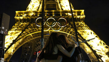 Les anneaux olympiques retirés de la tour Eiffel