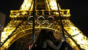 Retrait des anneaux olympiques de la Tour Eiffel à Paris, le 27 septembre 2024