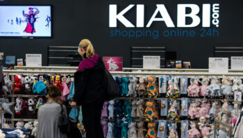 Kiabi escroquée de 100 millions d’euros, une trésorière de la marque arrêtée à la sortie d’un jet privé