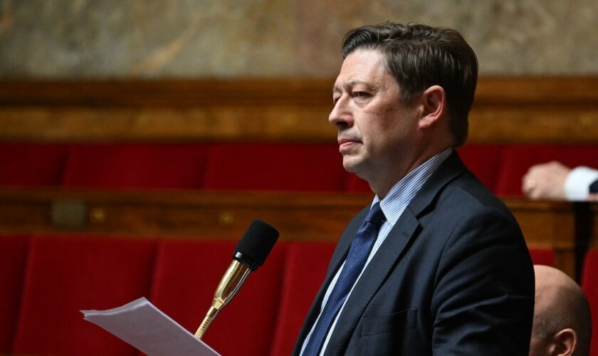 Le député Les Républicains (LR) Jean-Louis Thieriot s'exprime lors d'une séance de questions au gouvernement à l'Assemblée nationale française à Paris, le 21 mars 2023.