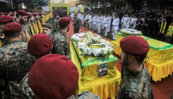 Des combattants du Hezbollah se tiennent près du corps du principal commandant militaire du mouvement, Ibrahim Aqil, lors de ses funérailles dans la banlieue sud de Beyrouth, le 22 septembre 2024