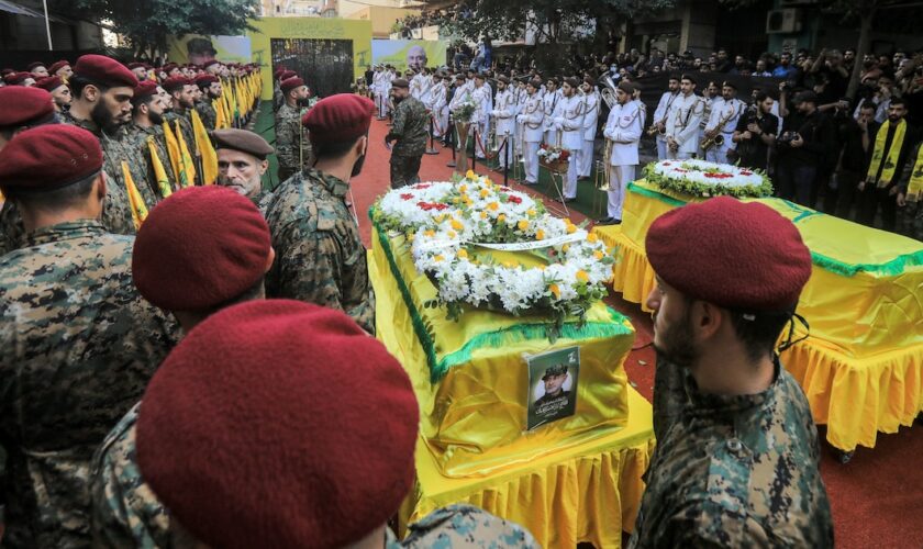 Des combattants du Hezbollah se tiennent près du corps du principal commandant militaire du mouvement, Ibrahim Aqil, lors de ses funérailles dans la banlieue sud de Beyrouth, le 22 septembre 2024