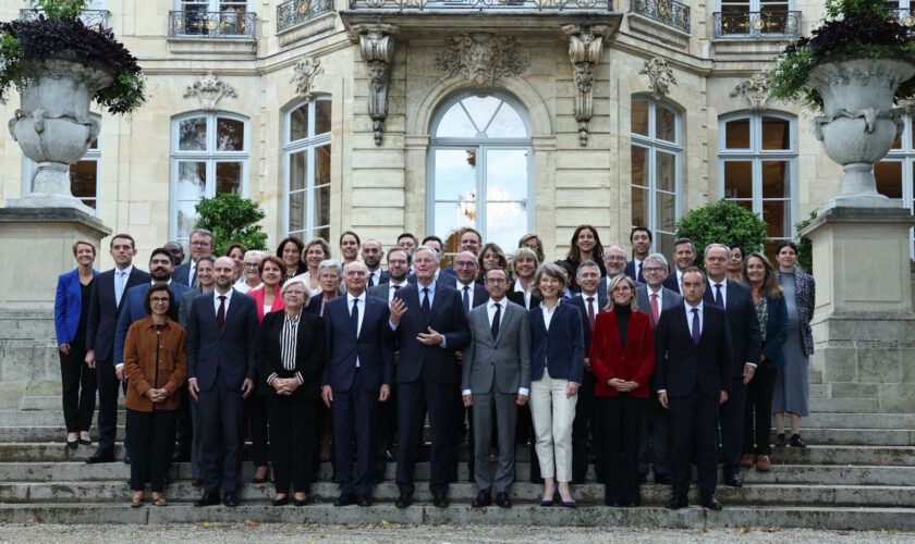 La photo officielle du gouvernement Barnier a été réalisée à Matignon, sans Emmanuel Macron