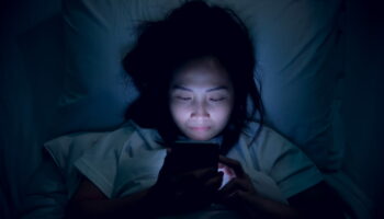 Voici ce qu'il faut faire si vous vous réveillez en pleine nuit sans réussir à vous rendormir, selon cet expert