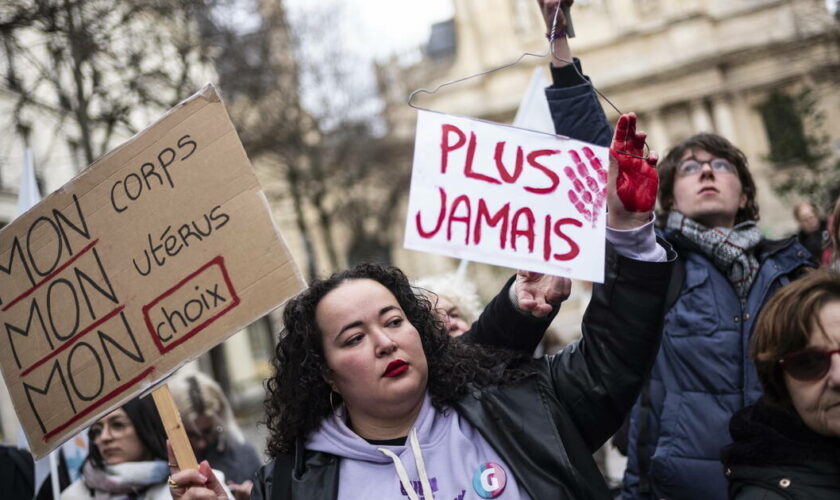 Accès à l’IVG : un rassemblement à Paris pour réclamer des garanties au gouvernement Barnier