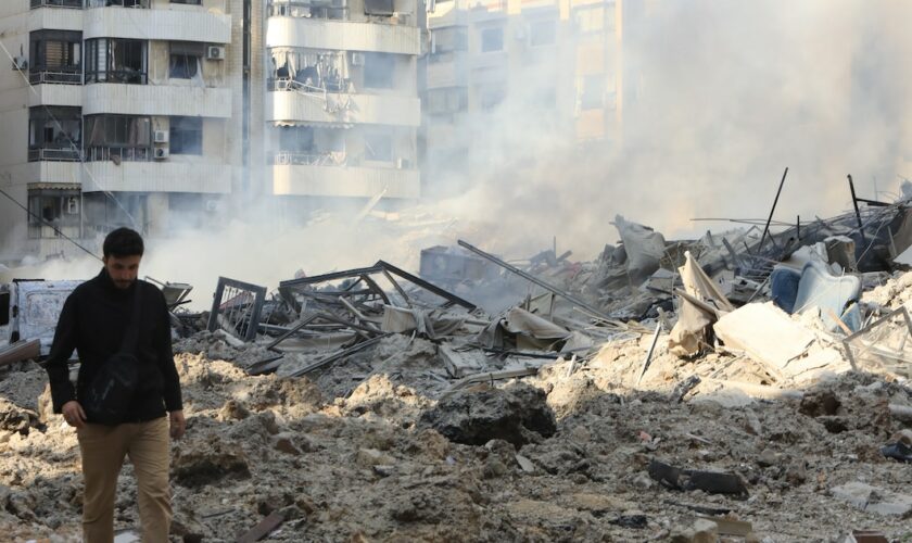 Après un bombardement nocturne intense de la banlieue sud de Beyrouth, bastion du Hezbollah, les gravats de dizaines d'immeubles de la capitale libanaise étaient encore en feu, ce samedi 28 septembre.