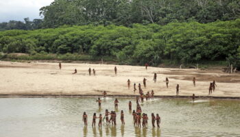 L'une des tribus les plus coupées du monde frôle le désastre, des images très inquiétantes