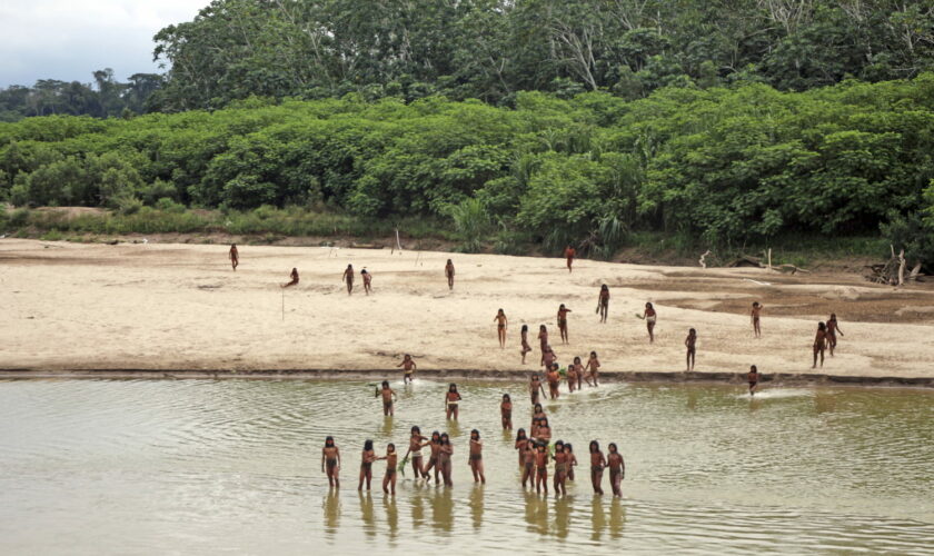 L'une des tribus les plus coupées du monde frôle le désastre, des images très inquiétantes