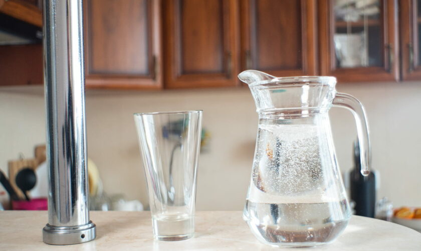 Un nouveau produit permet d'éliminer les particules nanoplastiques de l'eau en quelques instants