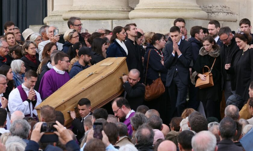 Le cercueil de la jeune étudiante Philippine lors de ses obsèques à la cathédrale de Versailles, le 27 septembre 2024 dans les Yvelines