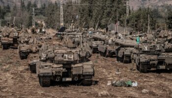 28 September 2024, Israel, ---: Israeli military tanks gather by the Israeli-Lebanon border. Photo by: Ilia Yefimovich/picture-alliance/dpa/AP Images