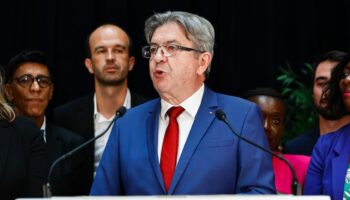 Le leader LFI Jean-Luc Mélenchon s'exprime après les premières estimations du second tour des élections législatives, le 7 juillet 2024 à Paris