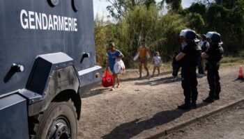 En Nouvelle-Calédonie, le FLNKS demande du temps à la police avant une intervention policière redoutée lundi