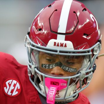 Alabama's 17-year-old star receiver writes blunt 2-word message on eye black ahead of breakout game