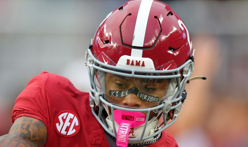 Alabama's 17-year-old star receiver writes blunt 2-word message on eye black ahead of breakout game