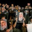 Des manifestants brandissent des portraits de Hassan Nasrallah pendant une veillée à Sidon, dans le sud du Liban, le 28 septembre 2024