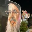 Des manifestants brandissent des portraits du chef du Hezbollah Hassan Nasrallah, le 28 septembre 2024 à Sidon, dans le sud du Liban