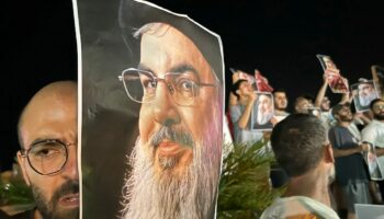 Des manifestants brandissent des portraits du chef du Hezbollah Hassan Nasrallah, le 28 septembre 2024 à Sidon, dans le sud du Liban