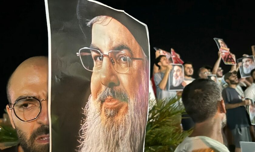 Des manifestants brandissent des portraits du chef du Hezbollah Hassan Nasrallah, le 28 septembre 2024 à Sidon, dans le sud du Liban