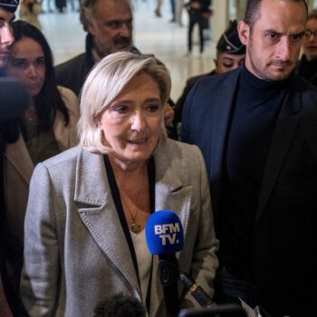 Prozess in Paris: Le Pen sitzt auf der Anklagebank