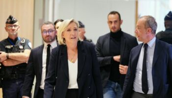 Marine Le Pen quitte le Tribunal correctionnel de Paris, lors du premier jour du procès des assistants parlementaires du RN, le 30 septembre 2024.